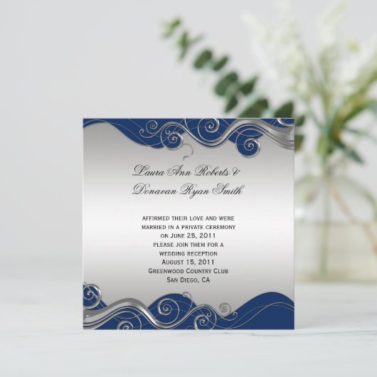 ネイビーブルーの装飾的な銀の渦巻き 結婚式後のお祝い 招待状 (スタンド正面)