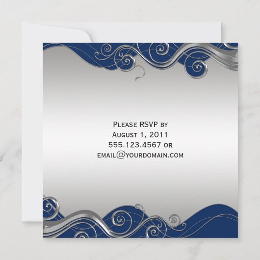ネイビーブルーの装飾的な銀の渦巻き 結婚式後のお祝い 招待状 (裏面)