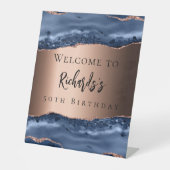 ネイビーブルーの青銅色のアゲート誕生日ウェルカム 台座サイン (正面)