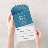 ネイビーブルーアンダーウォーターシャーク航海のビーチ結婚式 オールインワン招待状 (貼ってはがせる)