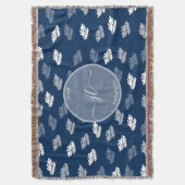 ネイビーブルーアンティーク葉パターンモノグラム スローブランケット (正面縦)