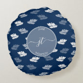 ネイビーブルーアンティーク葉パターンモノグラム ラウンドクッション (裏面)