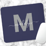 ネイビーブルーイニシャル名モノグラム マウスパッド<br><div class="desc">ネイビパーソナライズされたーエレガント・ブルーとホワイトのスクリプト・イニシャル・モノグラム・マウス・パッド。洗練されたtouchをこのシックなマウスパッドでワークスペースに追加。濃厚なネイビーお洒落ブルーの背景を中心としたグレーのイニシャルを特徴とし、クリーンでデザインに補完さモダンれる。エレガンスと実用性を兼ね備えたマウスパッドは、ホームオフィスやワークステーションに最適。ビジネスプロフェッショナル、学生、または感謝しスタイリッシュて、機能的なアクセサリーを持つ誰にとっても理想的な、それは休日、誕生日、母の日、または特別な機会のための思慮深い贈り物を作る。日常の必需品を高める実用的かつ洗練された選択。</div>