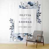 ネイビーブルーウォーターカラーフローラフォトブース背景 タペストリー (インサイチュ)