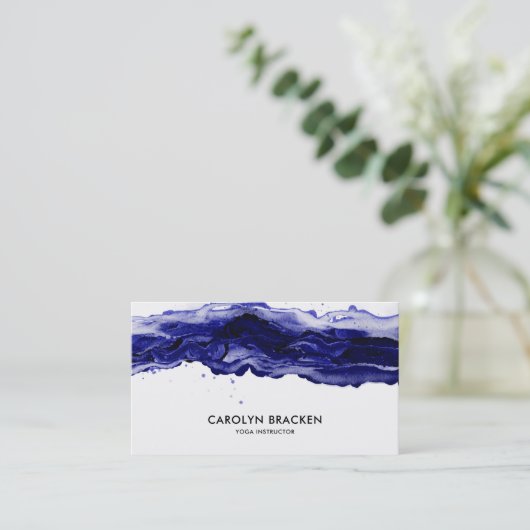 ネイビーブルーウォーターカラーブラシストロークミニマリスト 名刺 (スタンド正面)