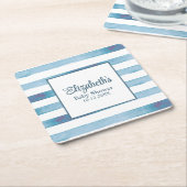 ネイビーブルーウォーター色ストライプの赤ちゃんシャワー スクエアペーパーコースター (アングル)