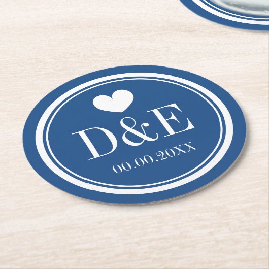 ネイビーブルーエレガントハート・モノグラ結婚ム・コースター ラウンドペーパーコースター (アングル)