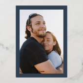 ネイビーブルーエレガント金ゴールドフォトオーバーレイ結婚ズ 箔招待状 (裏面)