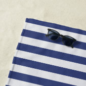 ネイビーブルーオーニングストライプパーソナライゼーション付き ビーチタオル (インサイチュ)