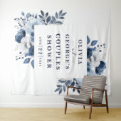 ネイビーブルーカントリーフローラカップルのシャワーバック タペストリー (インサイチュ(横))