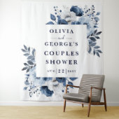 ネイビーブルーカントリーフローラカップルのシャワーバック タペストリー (インサイチュ)