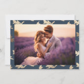 ネイビーブルークラシック金ゴールドモノグラム結婚クレスト セーブザデート (裏面)