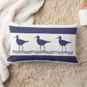 ネイビーブルーサンドパイパーホワイト枕海岸沿い ランバークッション (ブランケット)