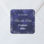 ネイビーブルーシルバーウェディング日付を保存 スクエアシール<br><div class="desc">A Save the Dateのステッカー結婚。ネイビーブルーの背景、白い文字。青い色が不均一だ。銀飾のフェイクきらめきを名前と日付をパーソナライズ結婚して追加する。</div>