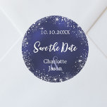 ネイビーブルーシルバーウェディング日付を保存 ラウンドシール<br><div class="desc">A Save the Dateのステッカー結婚。ネイビーブルーの背景、白い文字。青い色が不均一だ。銀飾のフェイクきらめきを名前と日付をパーソナライズ結婚して追加する。</div>