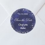 ネイビーブルーシルバーウェディング日付を保存 ラウンドシール<br><div class="desc">A Save the Dateのステッカー結婚。ネイビーブルーの背景、白い文字。青い色が不均一だ。銀飾のフェイクきらめきを名前と日付をパーソナライズ結婚して追加する。</div>