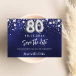 ネイビーブルーシルバースター80歳の誕生日 セーブザデート<br><div class="desc">80歳モダンの誕生日の部分の日付を保存する。銀の星を持つ飾ネイビーブルーの背フェイク景。日付と名前のパーソナライズおよび追加青い色が不均一だ。文字：日付の保存は大きな書トレンディーの手入力スタイルスクリプトで行う。</div>