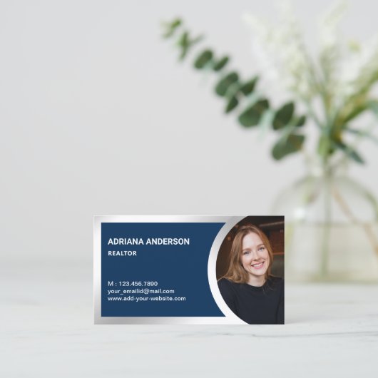 ネイビーブルーシルバーフォイル実在エステートフォト不動産仲介業者 名刺 (スタンド正面)