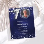 ネイビーブルーシルバーフォト70th birthday invitation<br><div class="desc">70モダン歳のスタイリッシュ誕生日パーティーへの招待。紺色の背景飾に星。青い色が不均一だ。写真やパーティー詳細のカスタマイズと追加1枚= 1枚の招待状を印刷したエッジからエッジ</div>