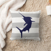 ネイビーブルージャンピングマーリン灰色と白のストライプ クッション (ブランケット)