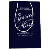 ネイビーブルースクリプトタイポグラフィ結婚の歓迎 ミディアムペーパーバッグ (正面)
