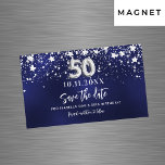 ネイビーブルースターズ50th birthday Save the Date magnet<br><div class="desc">Aと50歳のモダン誕生日パーティーのための日付の磁石を保存する。銀の星を持つ飾ネイビーブルーの背フェイク景。日付と名前のパーソナライズおよび追加青い色が不均一だ。文字：日付の保存は大きな書トレンディーの手入力スタイルスクリプトで行う。</div>