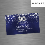 ネイビーブルースターズ90th birthday Save the Date magnet<br><div class="desc">Aとモダン90歳の誕生日パエレガントーティーのための日付の磁石を保存する。銀の星を持つ飾ネイビーブルーの背フェイク景。日付と名前のパーソナライズおよび追加青い色が不均一だ。文字：日付の保存は大きな書トレンディーの手入力スタイルスクリプトで行う。</div>