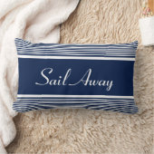 ネイビーブルーストライプの航海の引用文「セイル遠くに」 ランバークッション (ブランケット)