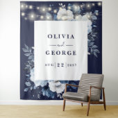 ネイビーブルーストリングライトフローラフォトブース背景 タペストリー (インサイチュ)
