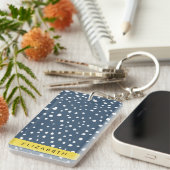 ネイビーブルーダルマのドット、スポット点々のある、あなたの名前 キーホルダー (正面右)