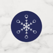 ネイビーブルーテーブル上のシックな白い雪の結晶紙吹雪 コンフェッティ (スモール正面)