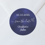 ネイビーブルーハート結婚式の日付を保存 ラウンドシール<br><div class="desc">A Save the Dateのステッカー結婚。ネイビーブルーの背景、白い文字。青い色が不均一だ。小さ飾いハートで名前と日付をパーソナライズ結婚して追加する。</div>