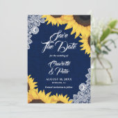 ネイビーブルーバーラップとヒマワリは日付カードを保存 セーブザデート (スタンド正面)