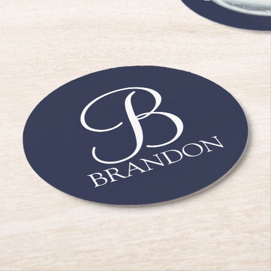 ネイビーブルーパーソナライズされたスクリプトモノグラムと名前 ラウンドペーパーコースター (アングル)