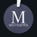 ネイビーブルーパーソナライズされたモノグラムと名前 オーナメント<br><div class="desc">モノグラムパーソナライズされたと名前のギフトは、ネイビパーソナライズされたーブブルーの背景に白クラシックセリフフォントスタイルでモノグラムと名前を特徴とする。休日、家族の懇親会、特別な機会に最適。</div>