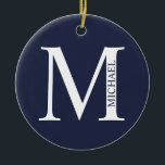 ネイビーブルーパーソナライズされたモノグラムと名前 セラミックオーナメント<br><div class="desc">モノグラパーソナライズされたムと名前のデザインは、モノグラパーソナライズされたムと名前をクラシックセリフフォントスタイルで特徴とする。の結婚休日、家族の懇親会や特別な機会に最適。</div>