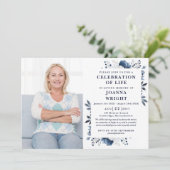 ネイビーブルーフローラお祝いのライフ葬儀の写真 招待状 (スタンド正面)