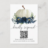 ネイビーブルーフローラパンプキ結婚ンのQR RSVP エンクロージャーカード (正面)