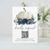 ネイビーブルーフローラパンプキ結婚ンのQR RSVP エンクロージャーカード (スタンド正面)