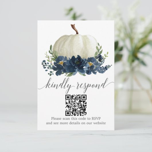 ネイビーブルーフローラパンプキ結婚ンのQR RSVP エンクロージャーカード (スタンド正面)