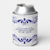 ネイビーブルーフローラレースホワイトダマスク背景 缶クーラー (缶正面)