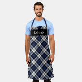 ネイビーブルーブラックウォッチプレイドパーソナライズされたホリデー エプロン (着用した状態)