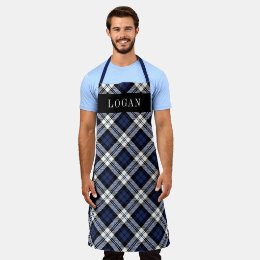 ネイビーブルーブラックウォッチプレイドパーソナライズされたホリデー エプロン (着用した状態)