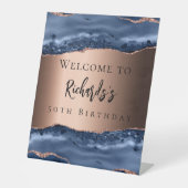 ネイビーブルーブロンズの瑪瑙の誕生日へようこそ 台座サイン (正面)