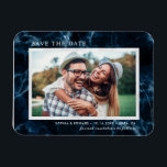 ネイビーブルーホワイトマーブル日付写真を保存 マグネット<br><div class="desc">ネイビーエレガントブルーホワイトマーブル日付写真マグネットを保存。このデザインの高度なカスタマイズについてクリックは、「更カスタマイズに」リンクをクリック。一致するアイテムも使用可能</div>