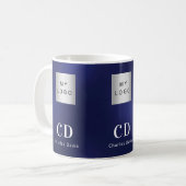 ネイビーブルーホワイトモノグラムの名前ビジネスロゴ コーヒーマグカップ (正面左)