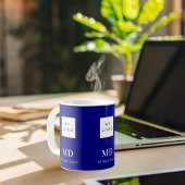 ネイビーブルーホワイトモノグラムの名前ビジネスロゴ コーヒーマグカップ