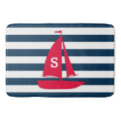 ネイビーブルーホワイトモノグラムストライプのレッドボート航海の バスマット (正面)