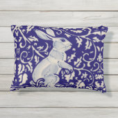 ネイビーブルーホワイトラビットフローラスクロールデダムデルフト アウトドアクッション (裏面)