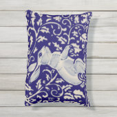 ネイビーブルーホワイトラビットフローラスクロールデダムデルフト アウトドアクッション (裏面(縦))